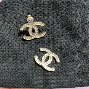 Chanel earring. 1 good 1 broken